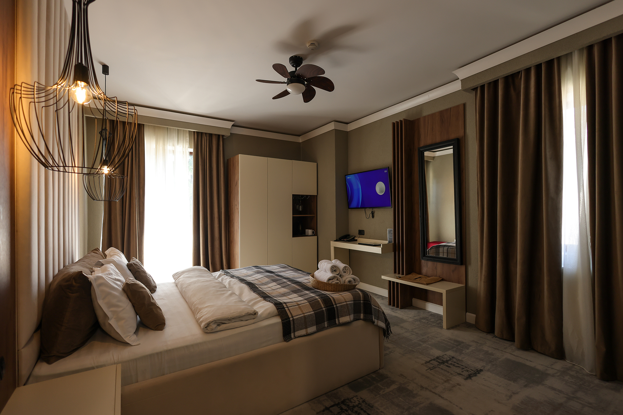 Hotel în Predeal de 4 stele cu piscină infinity – Elexus Boutique