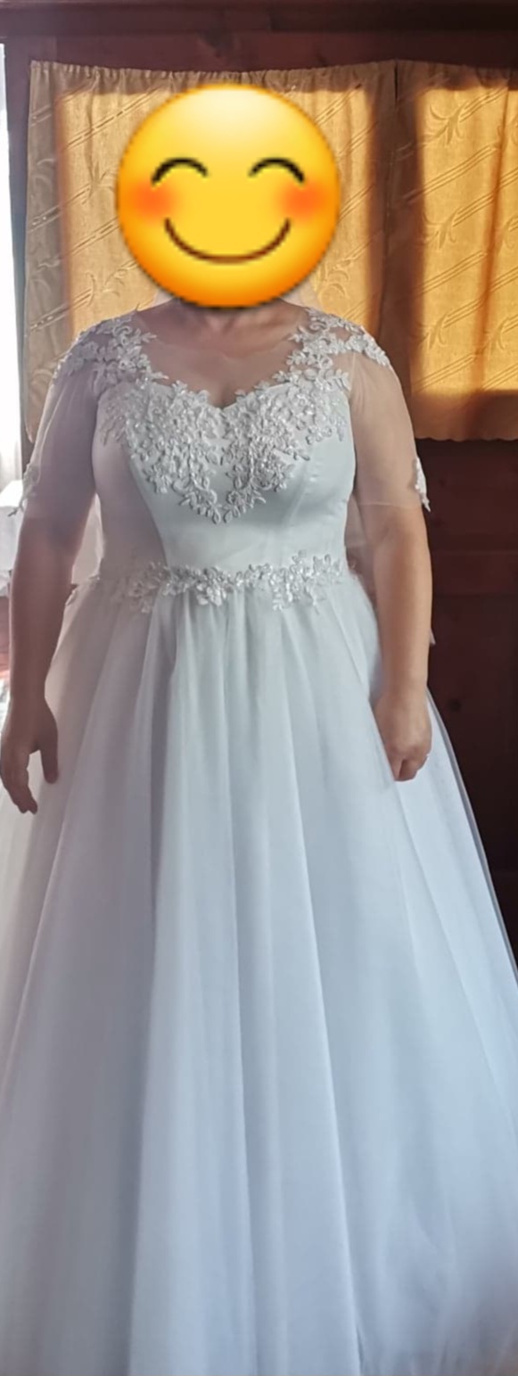 Vând rochie de mireasă făcută la comandă .