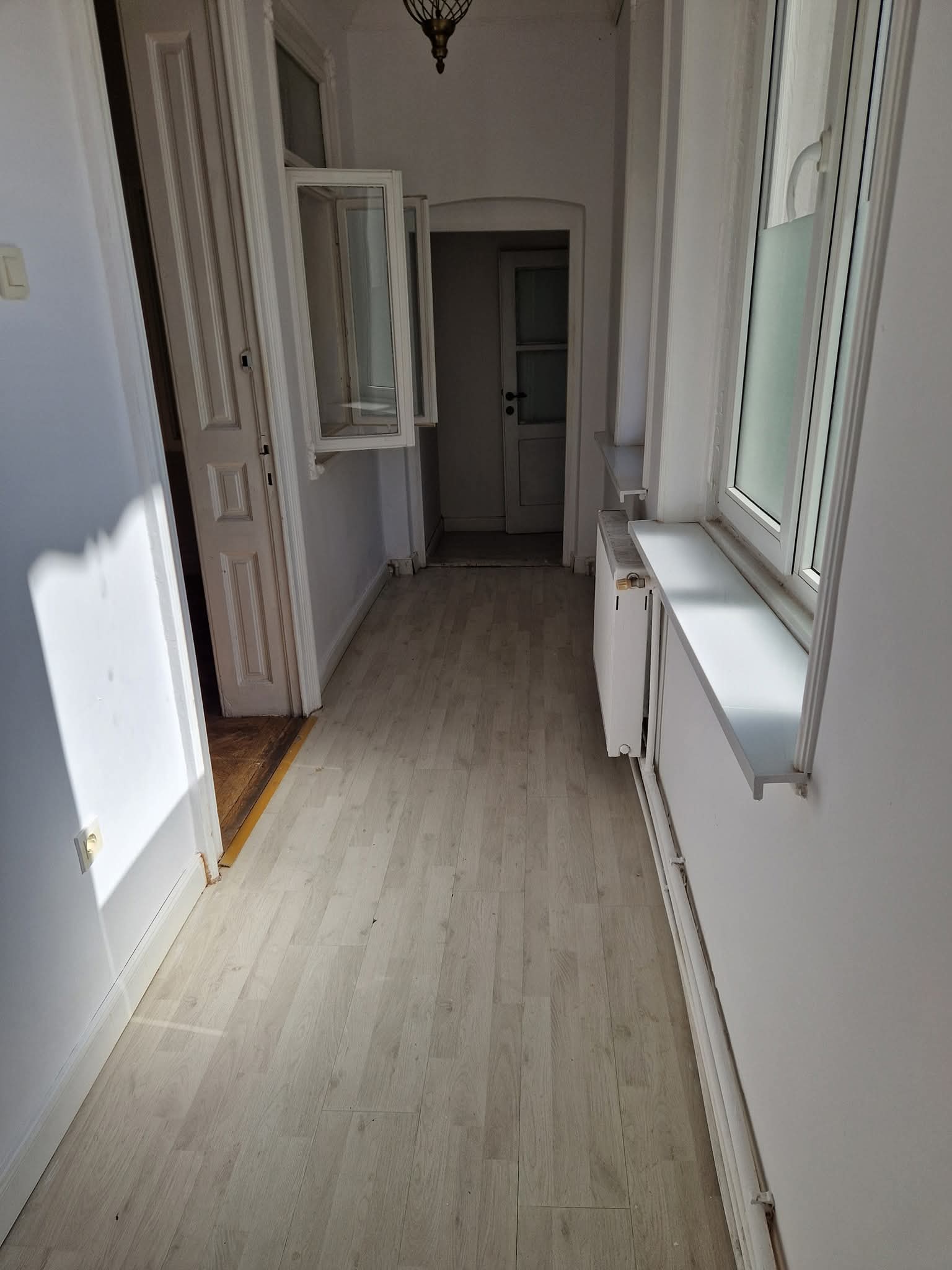 Închiriez casa spatiu comercial vis-a-vis de intrarea in Piata Centrala Craiova