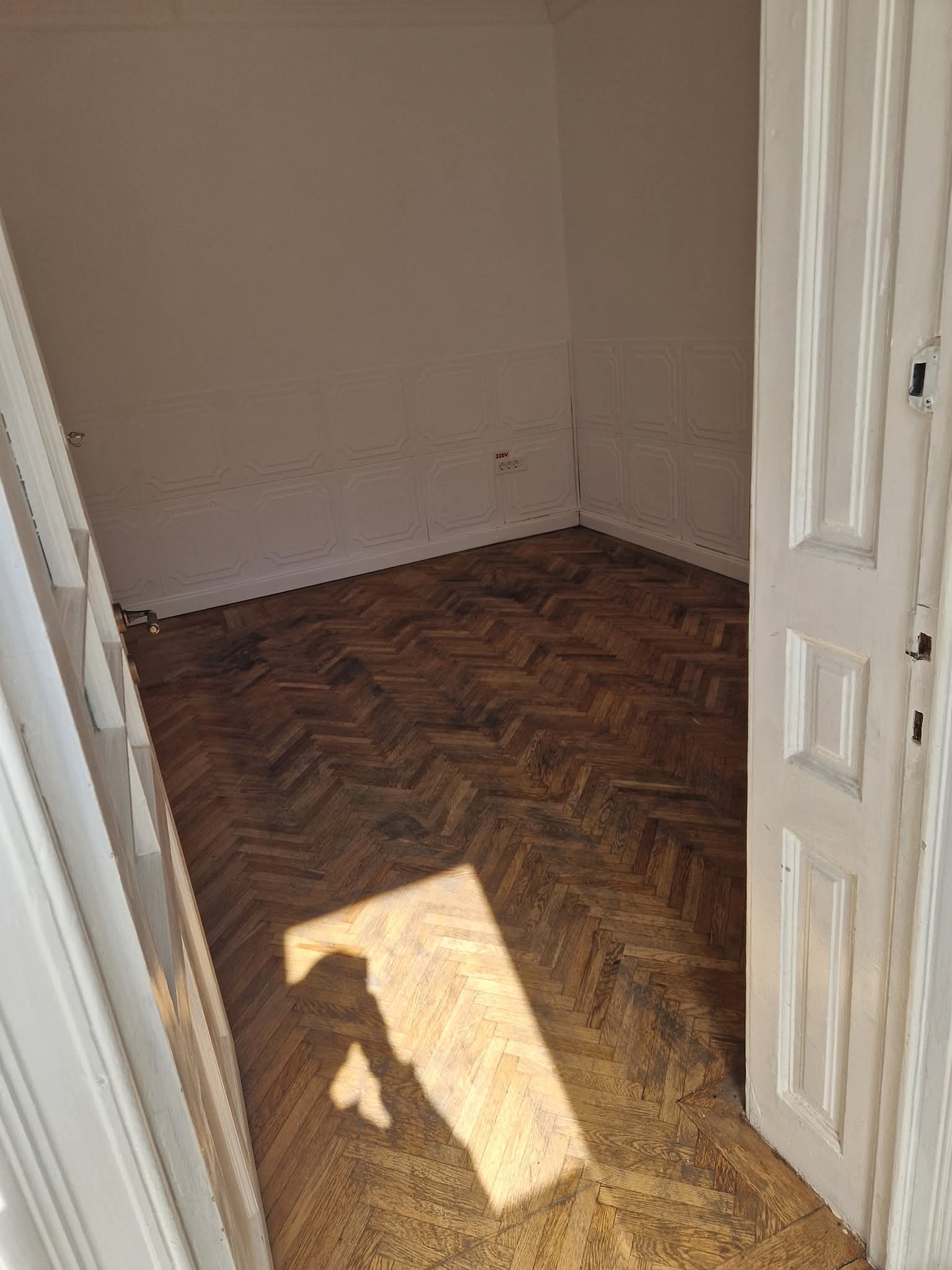 Închiriez casa spatiu comercial vis-a-vis de intrarea in Piata Centrala Craiova