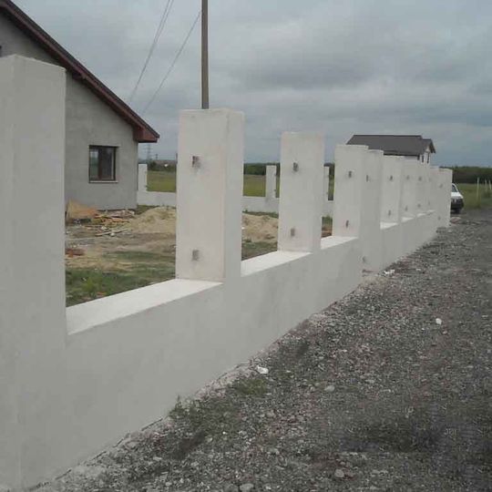 Execut lucrări de construcții la standarde înalte: case, garduri, ziduri de sprijin din beton armat,