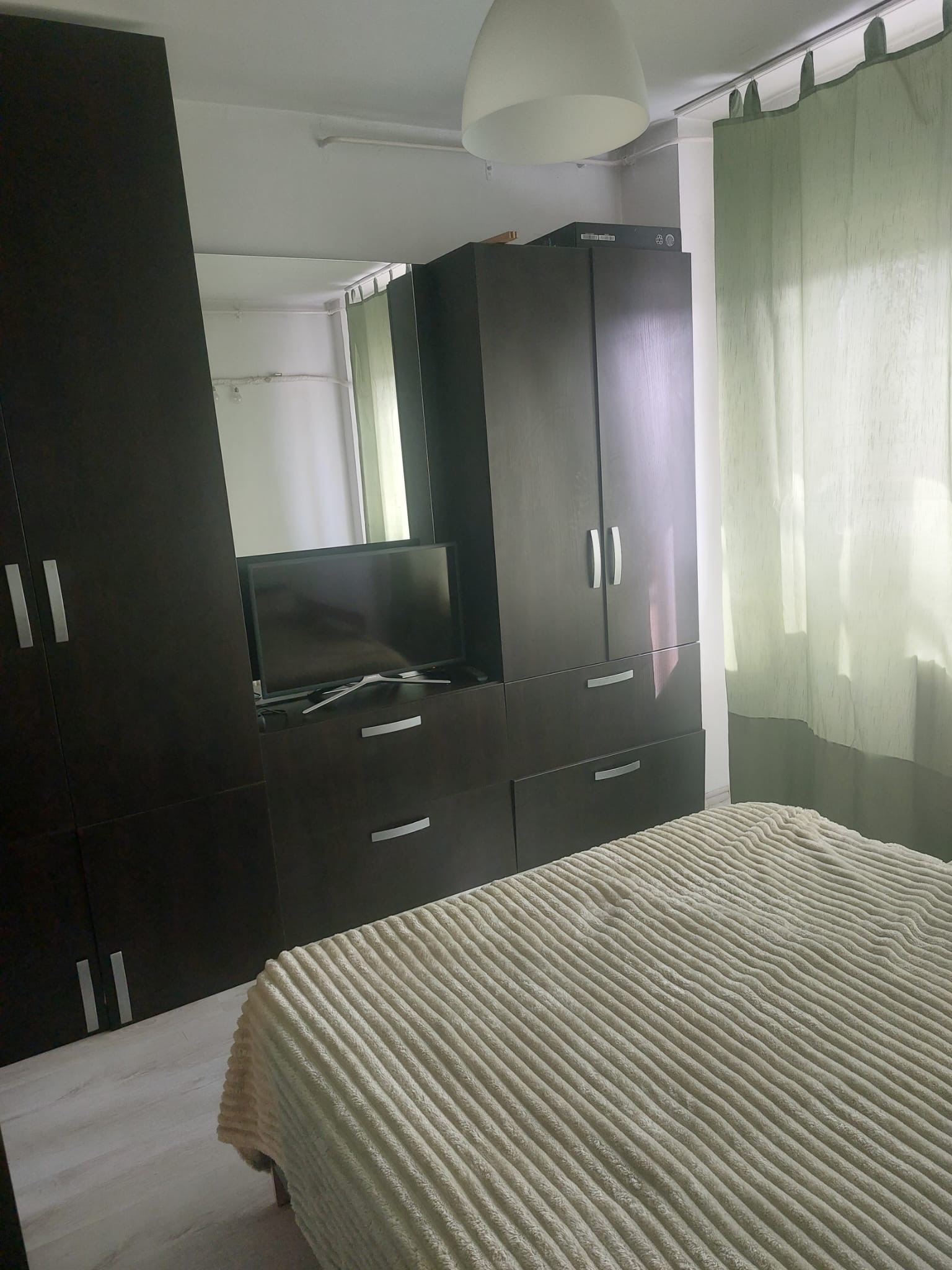 Închiriez apartament