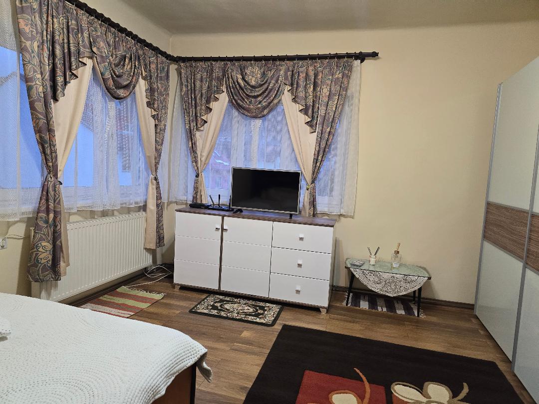 Inchiriez garsoniera suprafata mare la casa in cartier Racadau