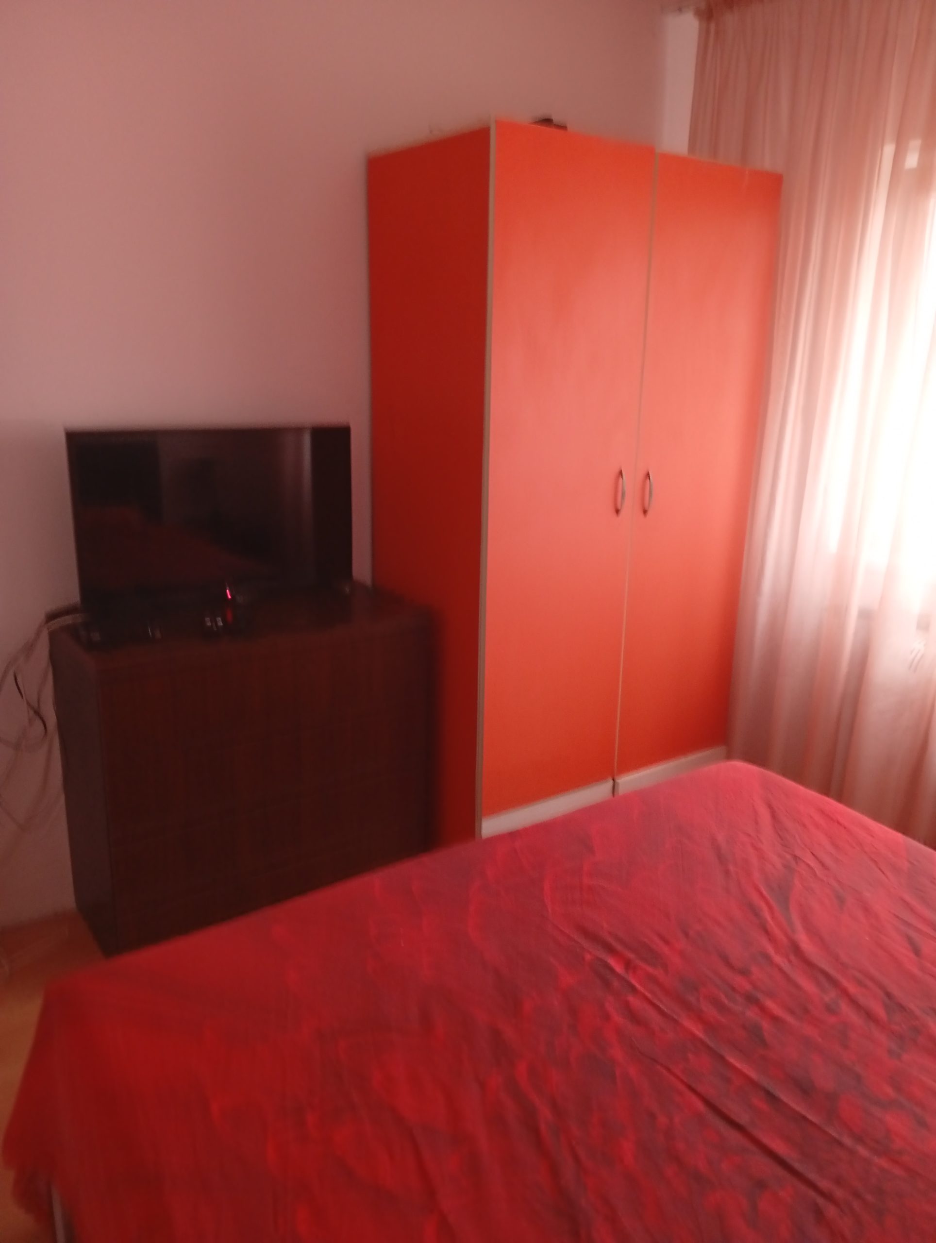 Ofer spre închiriere o cameră