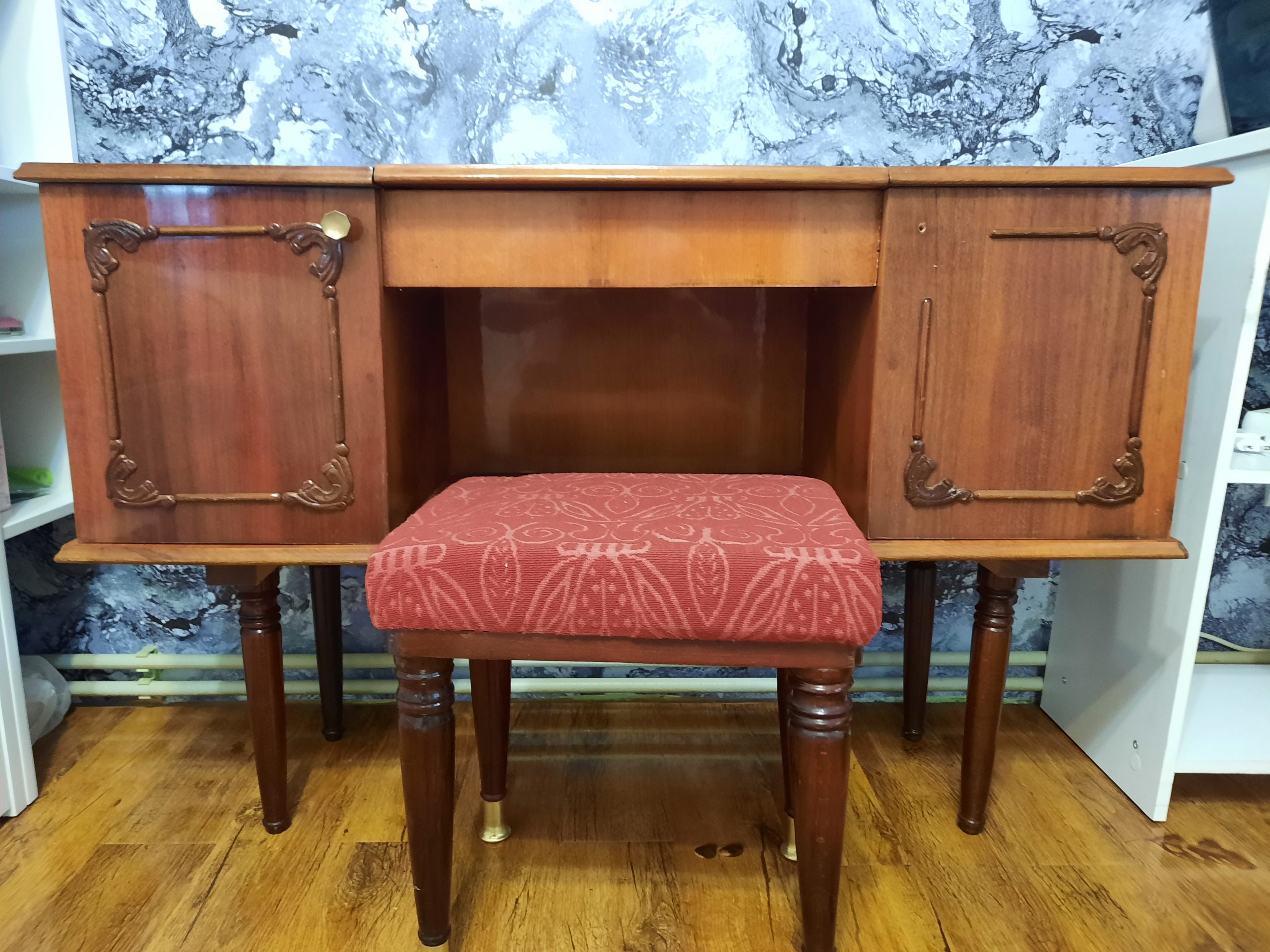 Vând masă de machiaj, din lemn masiv, cu oglindă