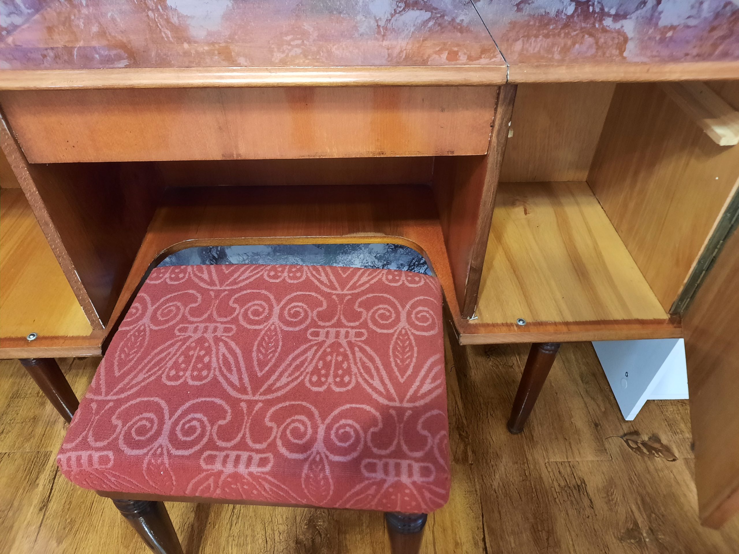 Vând masă de machiaj, din lemn masiv, cu oglindă