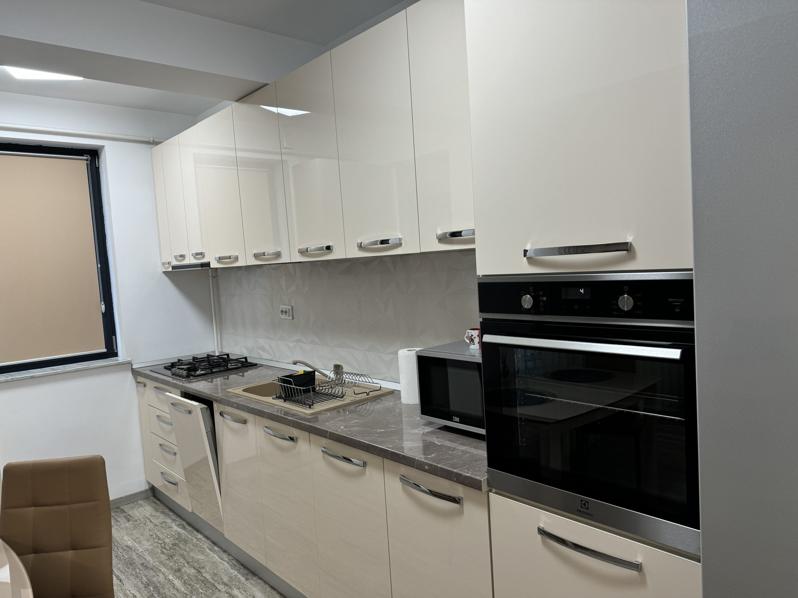 Inchiriez apartament in Rovine