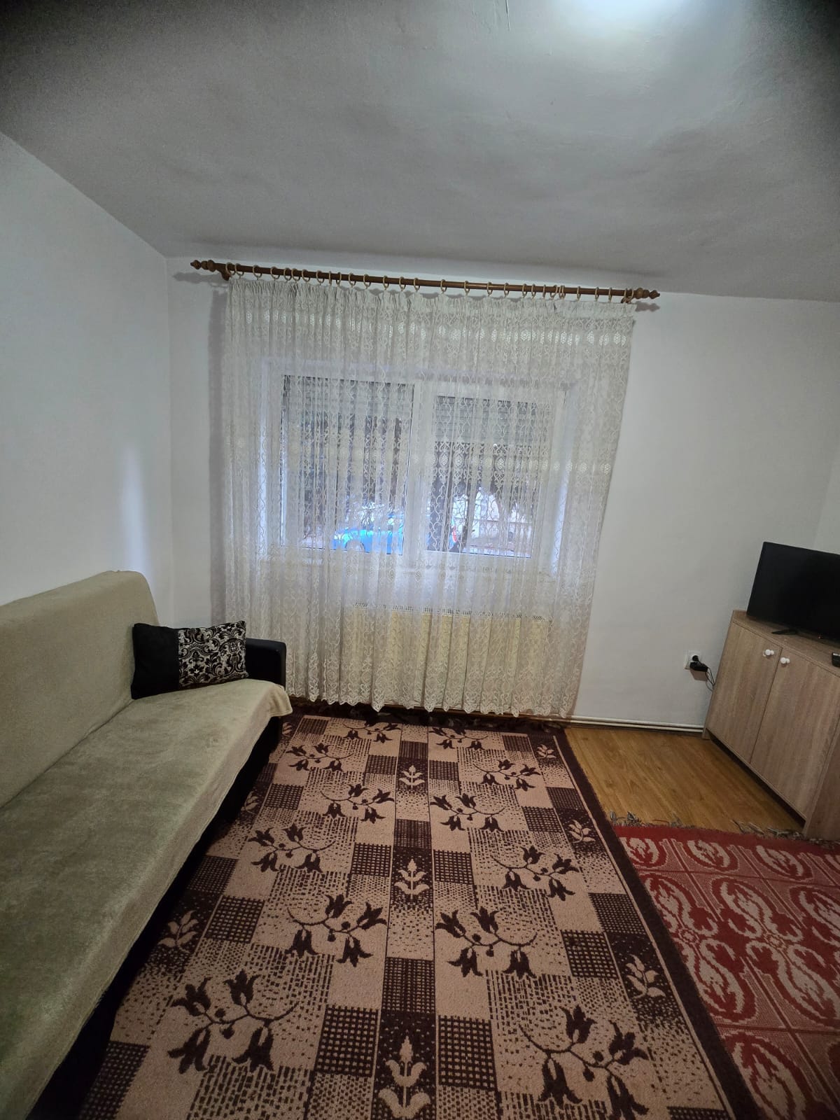 Închiriez în Reghin garsonieră confort I