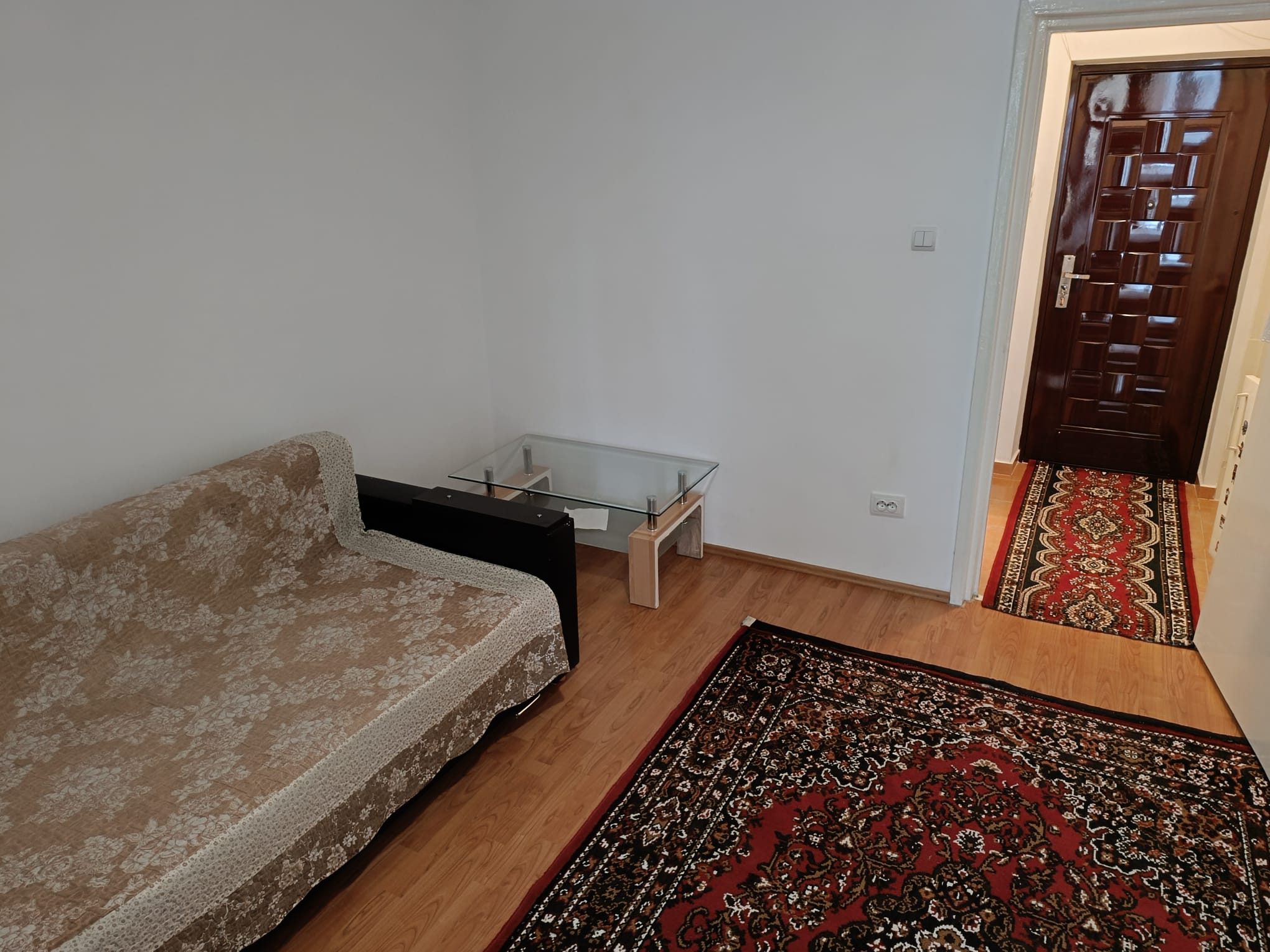 Închiriez în Reghin garsonieră confort I