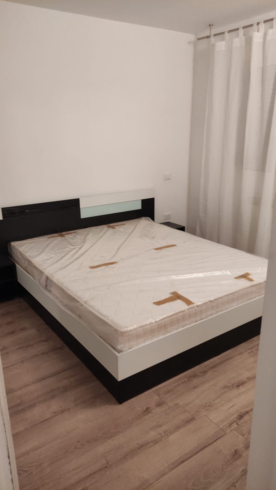 Închiriez apartament cu 3 camere la casa