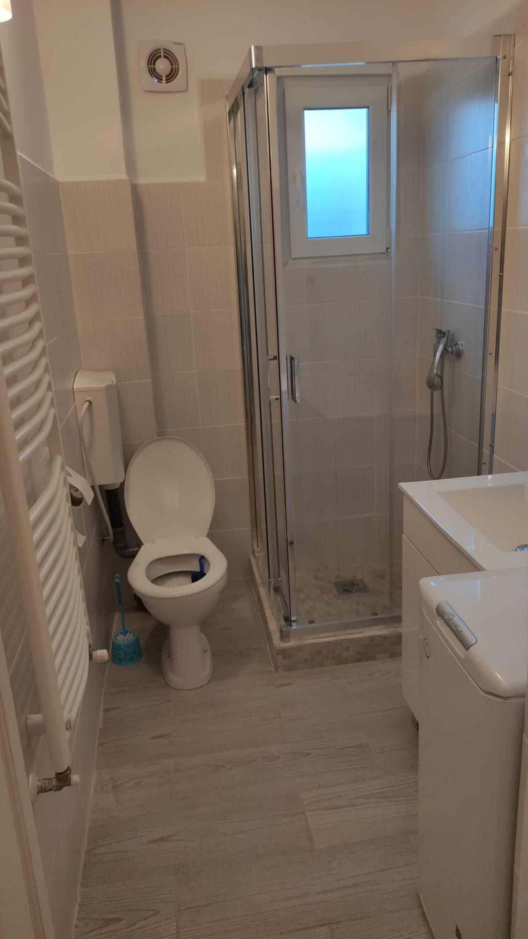 Închiriez apartament cu 3 camere la casa