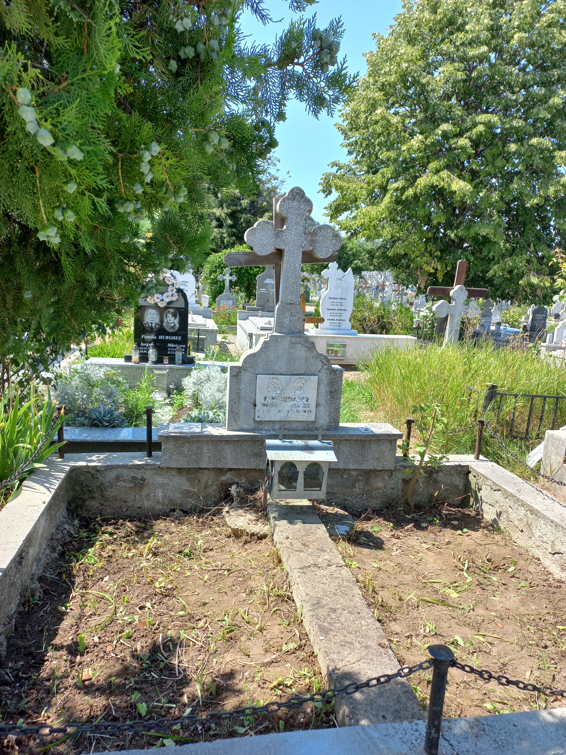 Vand 2 locuri de veci amenajate aleea principala cimitir Pietricica Piatra Neamt