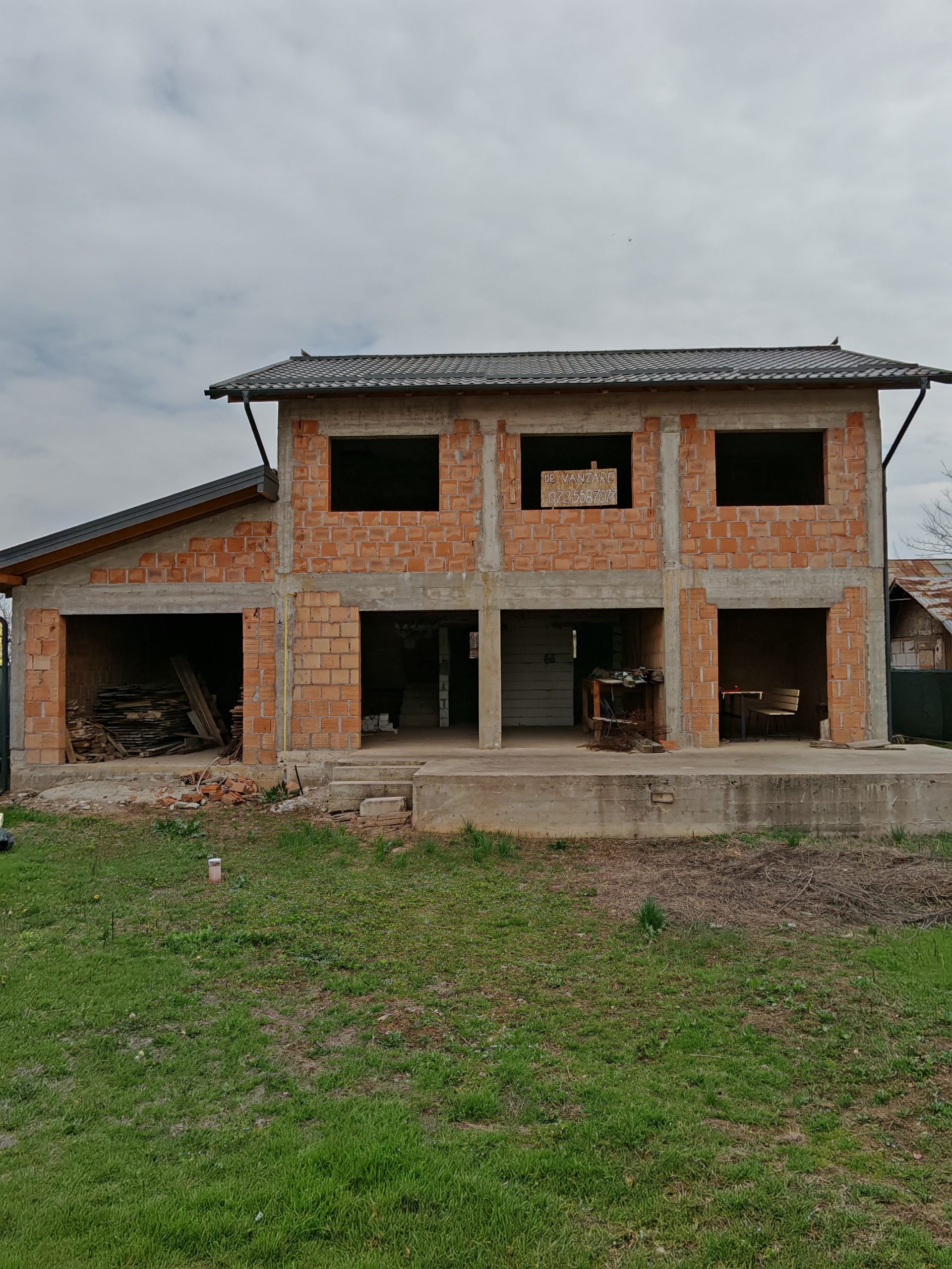 Vand casa la rosu