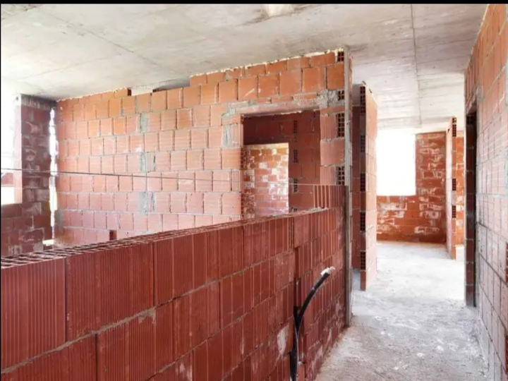 Execut lucrări de construcții și amenajări interioare și exterioare