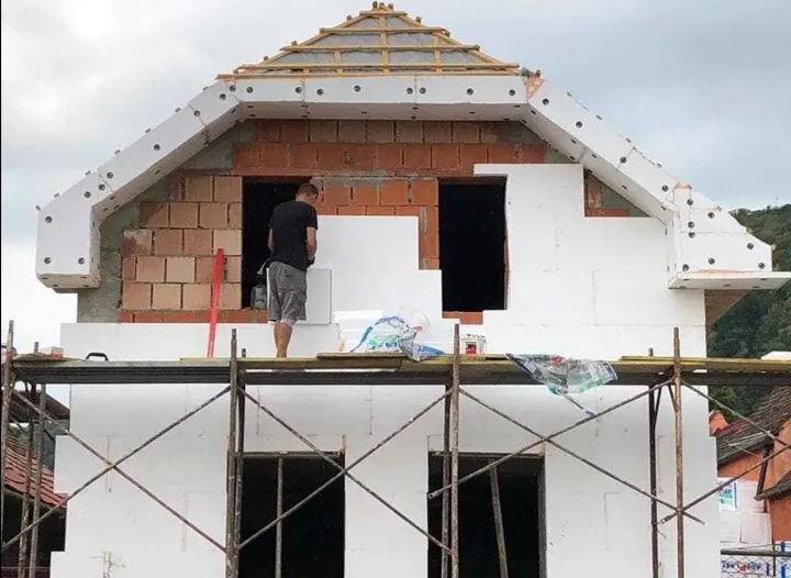 Execut lucrări de construcții și amenajări interioare și exterioare