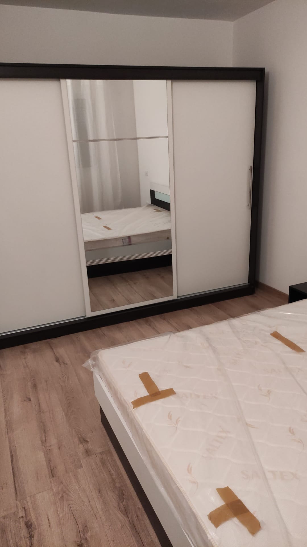 Închiriez apartament cu 3 camere la casa