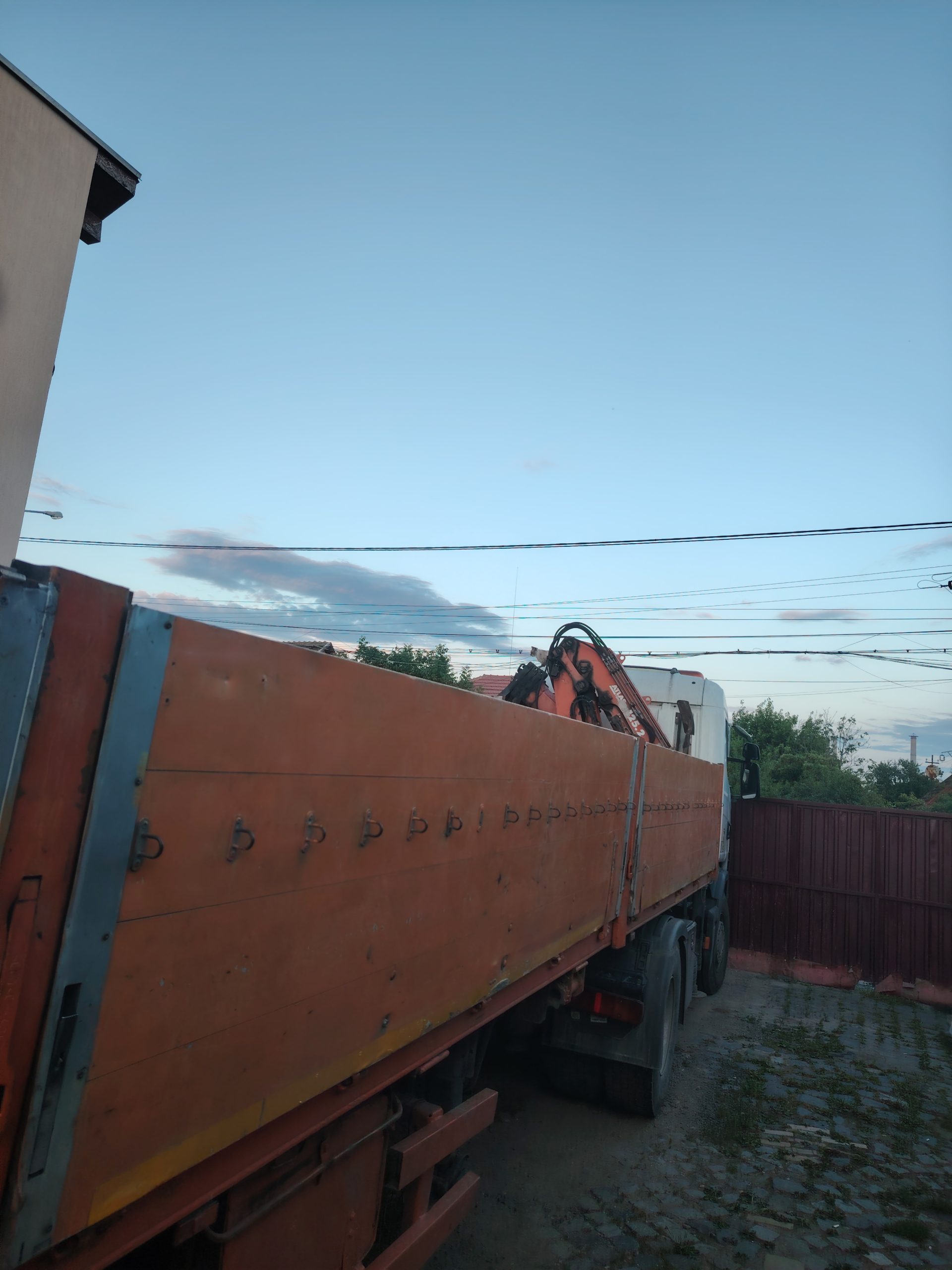 Transport marfa cu camion 22t si macara in oras si inprejurimi cu saua decopertata cu obloan confect
