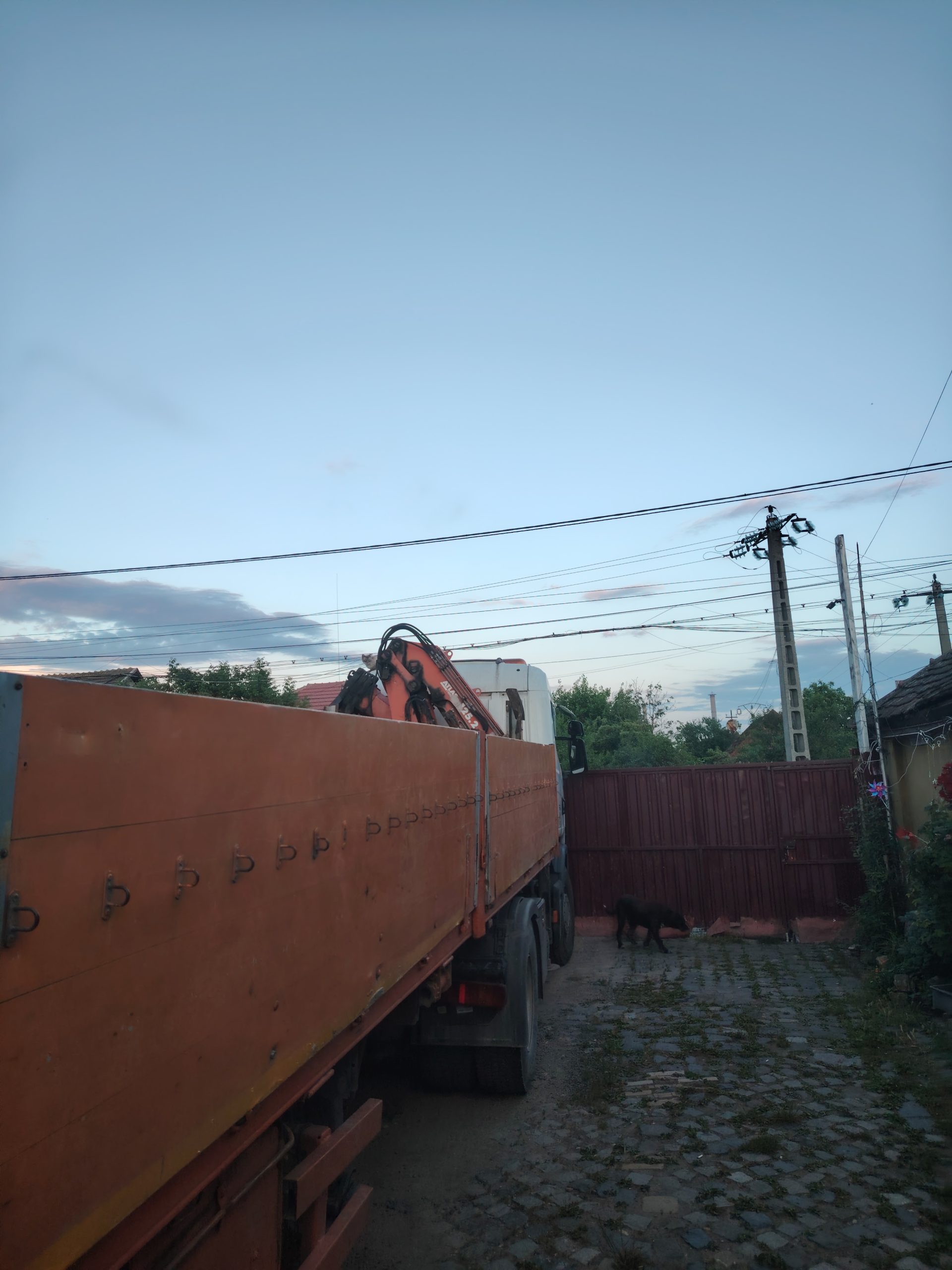 Transport marfa cu camion 22t si macara in oras si inprejurimi cu saua decopertata cu obloan confect