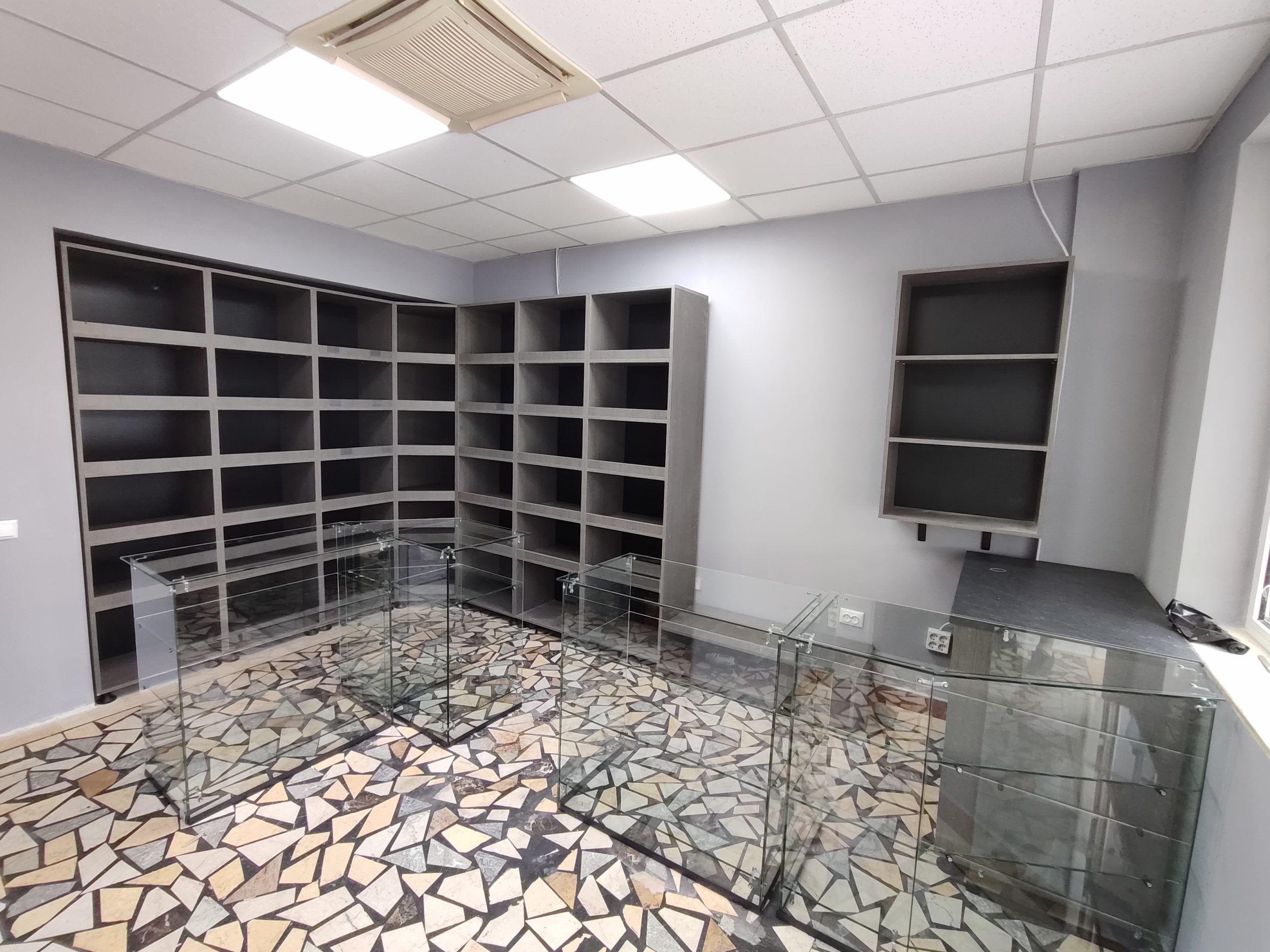 Rafturi și tejghele magazin la comanda