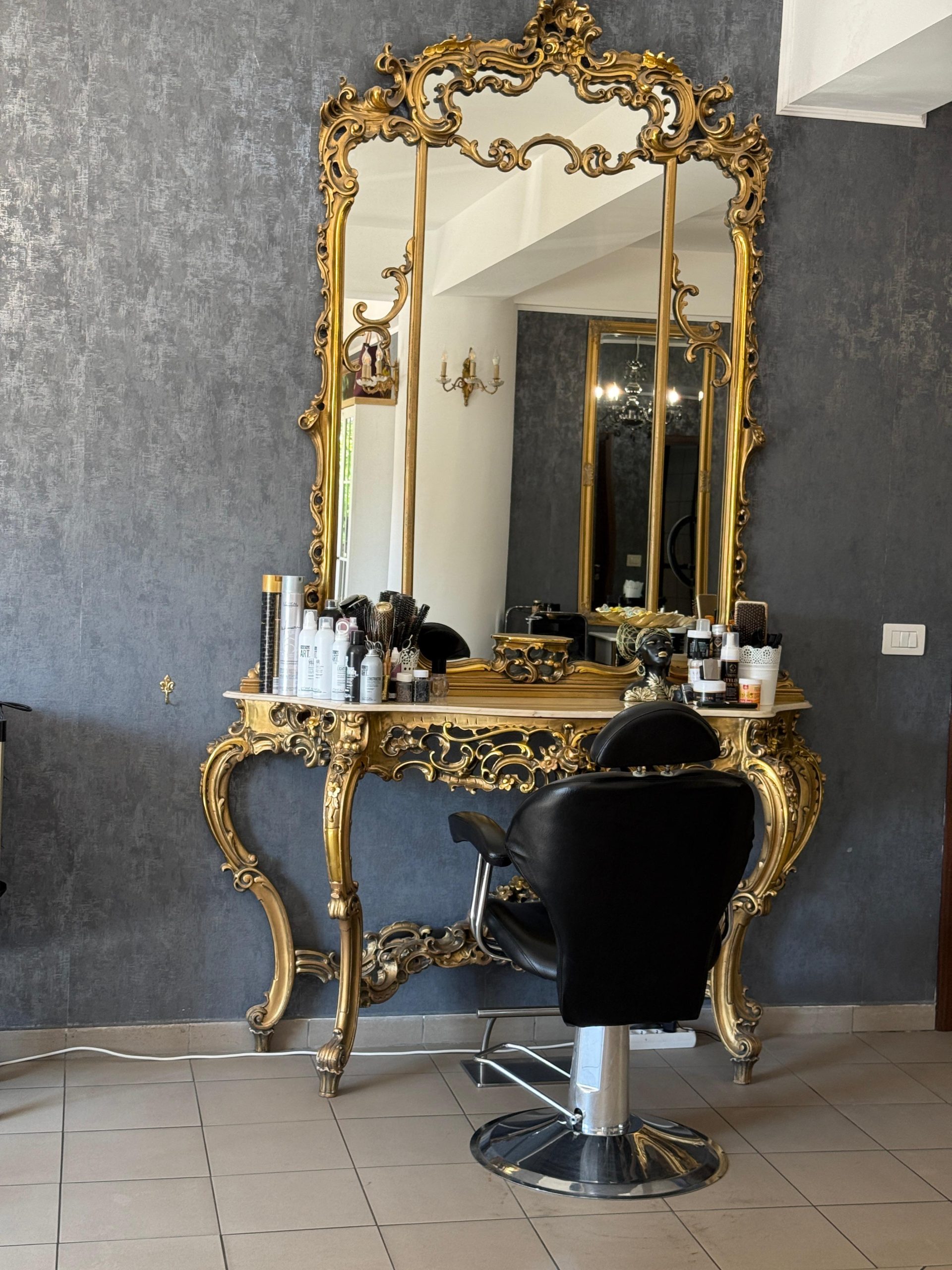 Salon L’Exotique din Brașov cauta colega Hairstylist