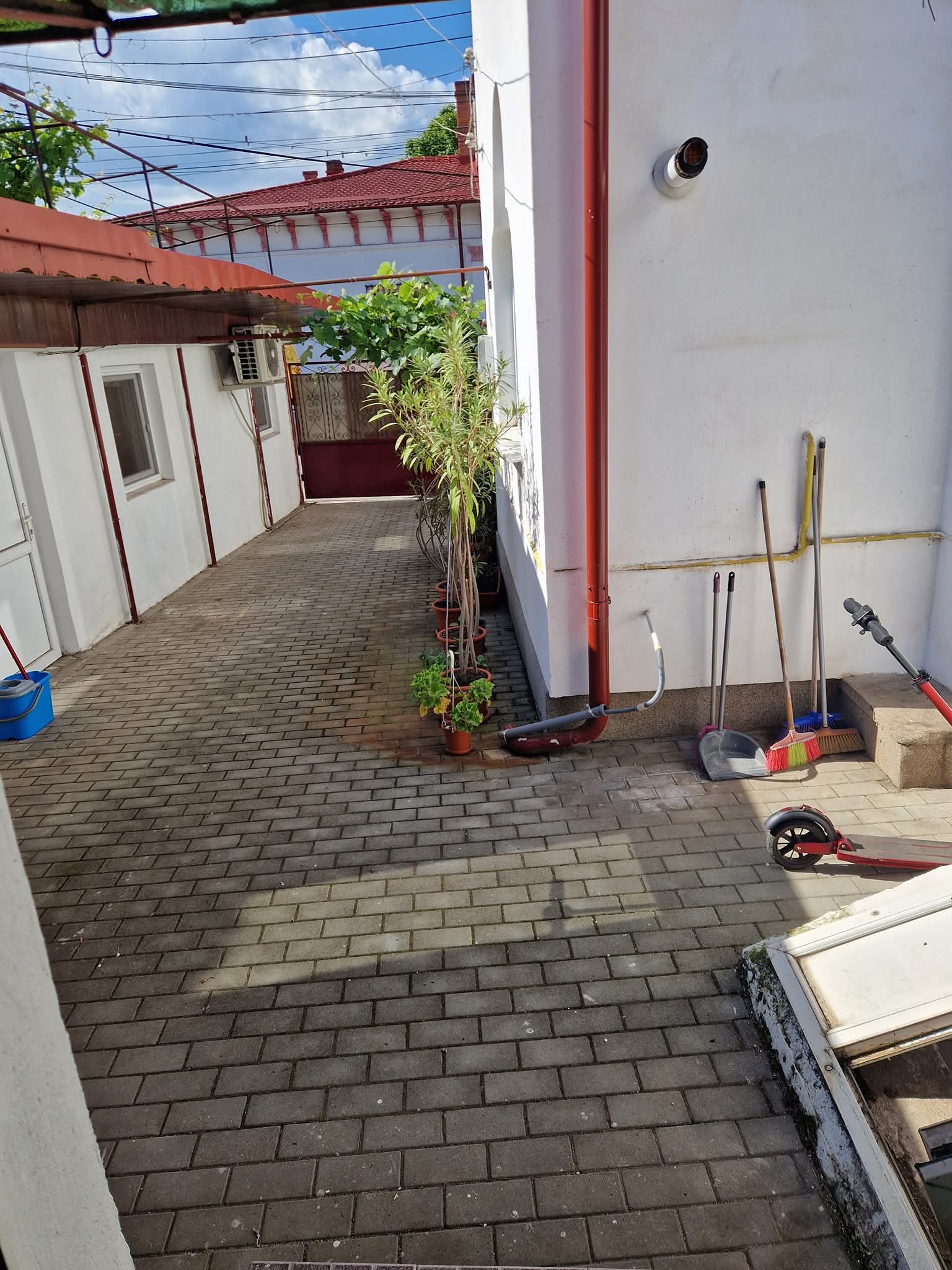 Închiriez casa spatiu comercial vis-a-vis de intrarea in Piata Centrala Craiova
