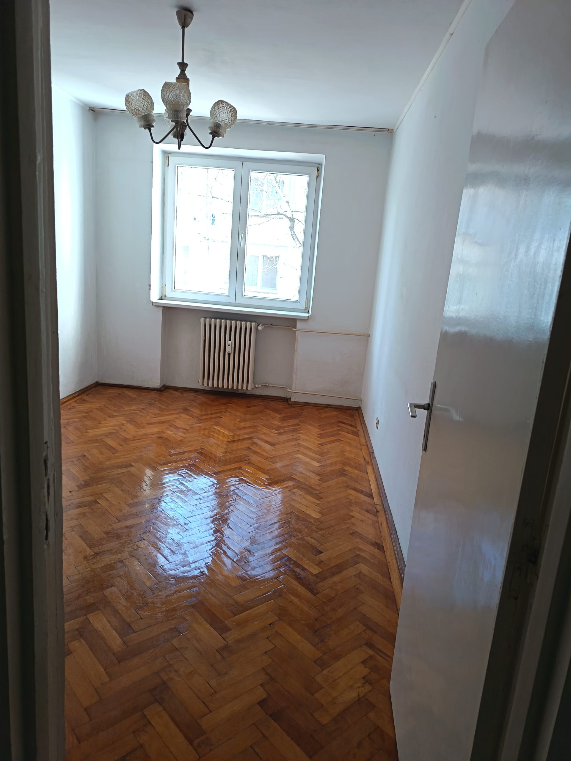 Vând apartament cu trei camere decomandate