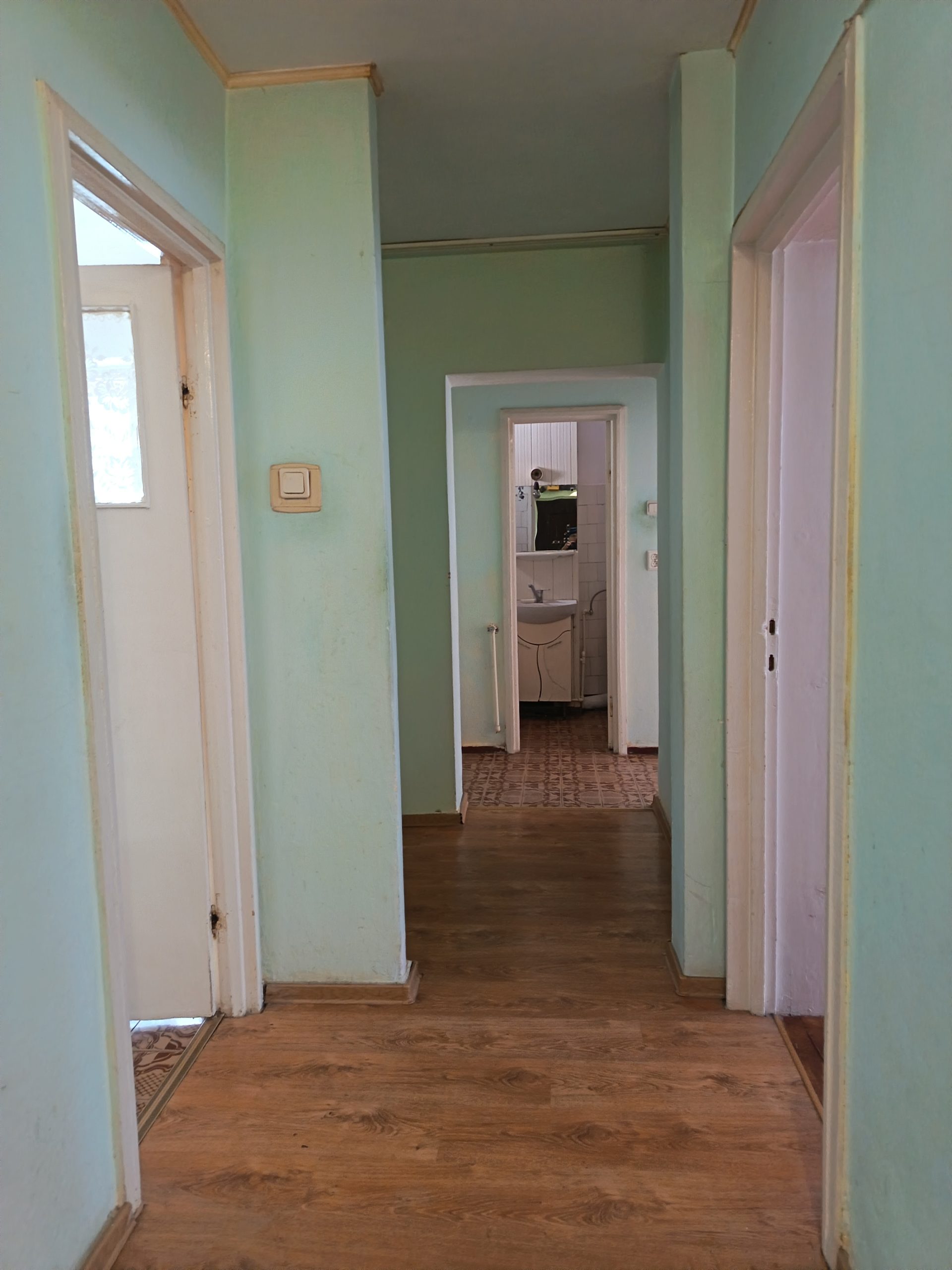 Vând apartament cu trei camere decomandate