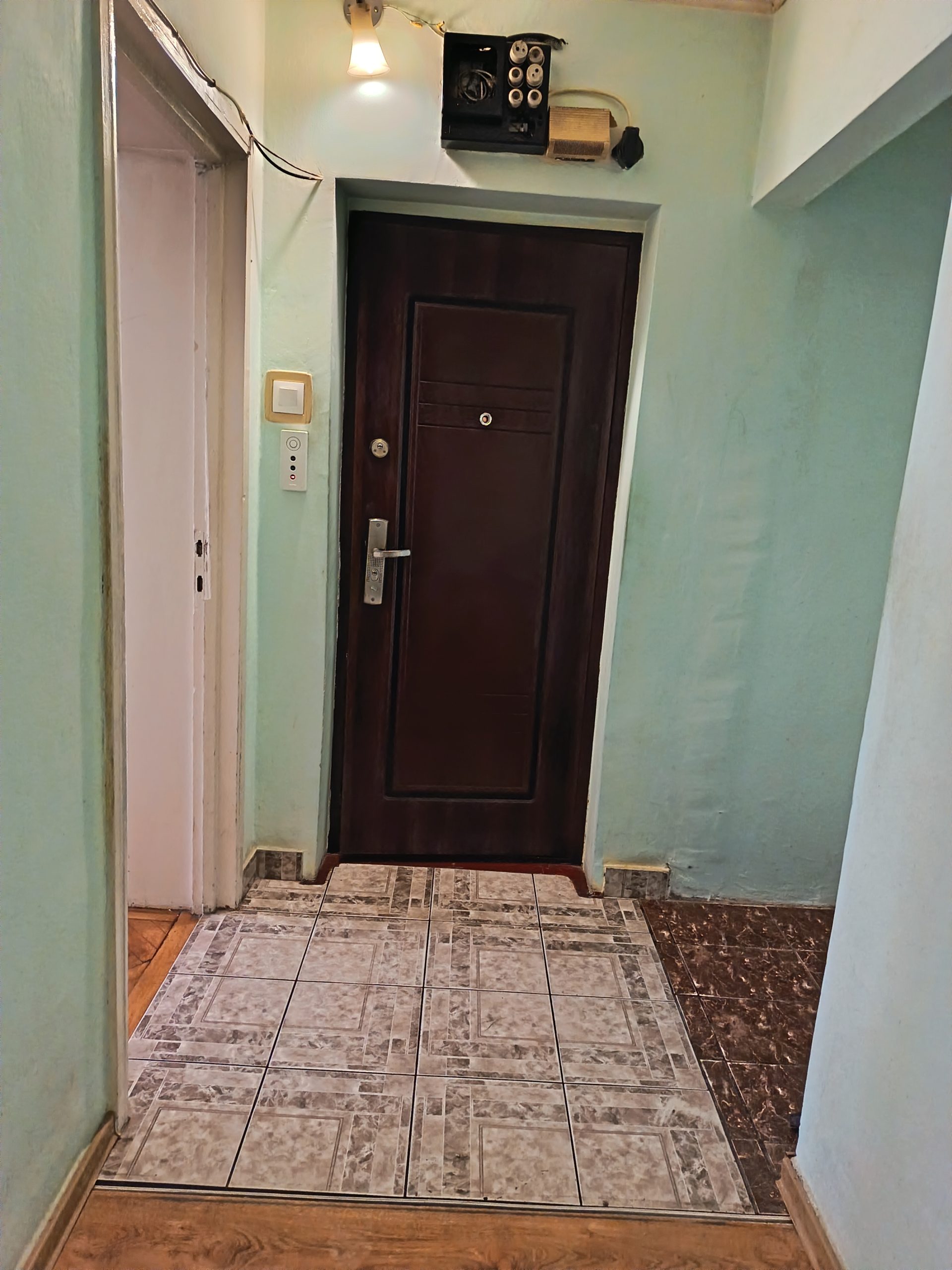 Vând apartament cu trei camere decomandate