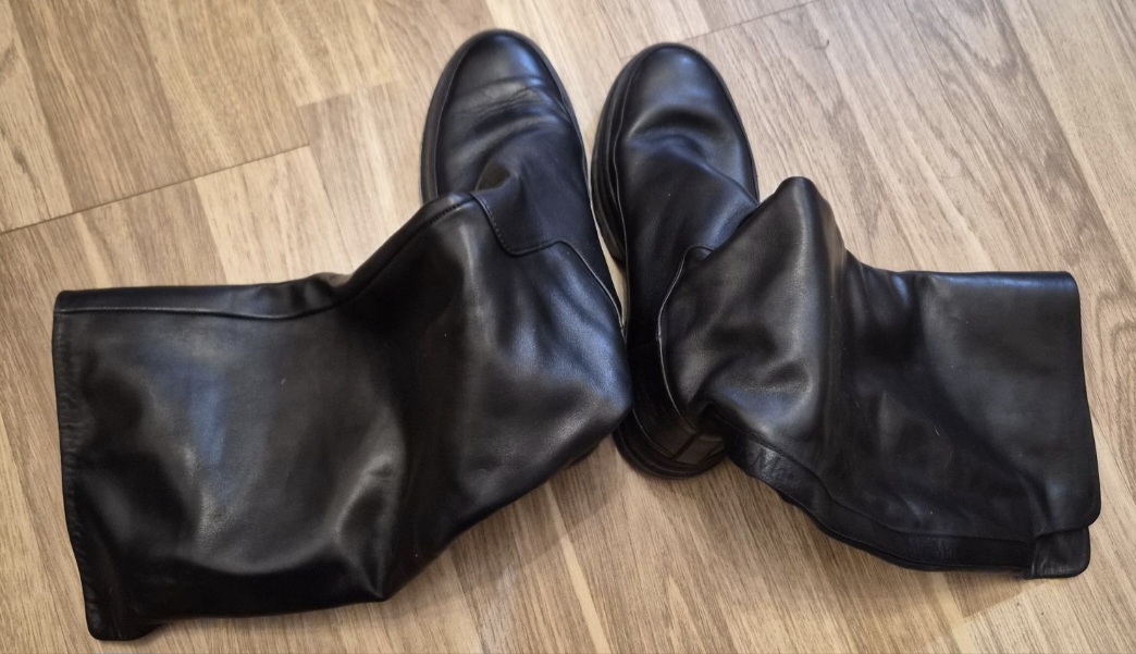 Vând cizme lungi Max Mara, mărimea 36 1/2, piele naturală neagră, pret 200 lei, neg