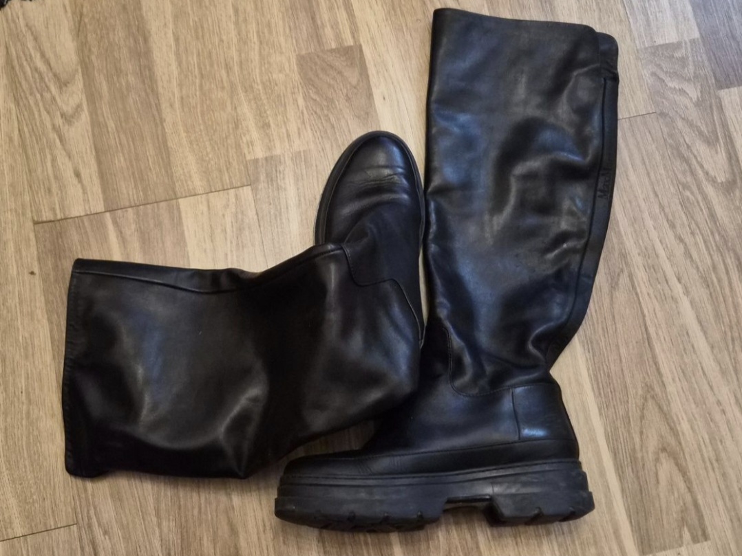 Vând cizme lungi Max Mara, mărimea 36 1/2, piele naturală neagră, pret 200 lei, neg