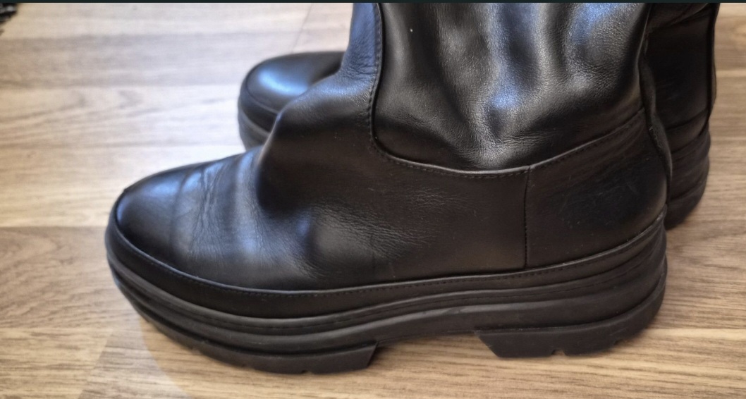 Vând cizme lungi Max Mara, mărimea 36 1/2, piele naturală neagră, pret 200 lei, neg