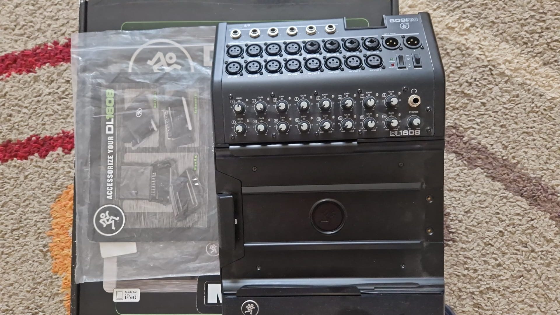 Vând Mixer Digital Mackie DL1608 – impecabil + 2 iPad-uri + Router Apple