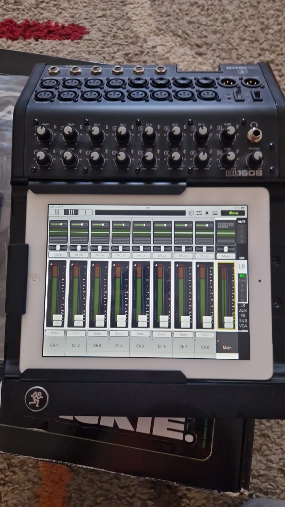 Vând Mixer Digital Mackie DL1608 – impecabil + 2 iPad-uri + Router Apple