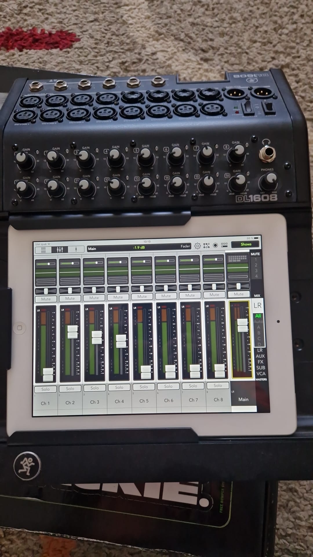 Vând Mixer Digital Mackie DL1608 – impecabil + 2 iPad-uri + Router Apple
