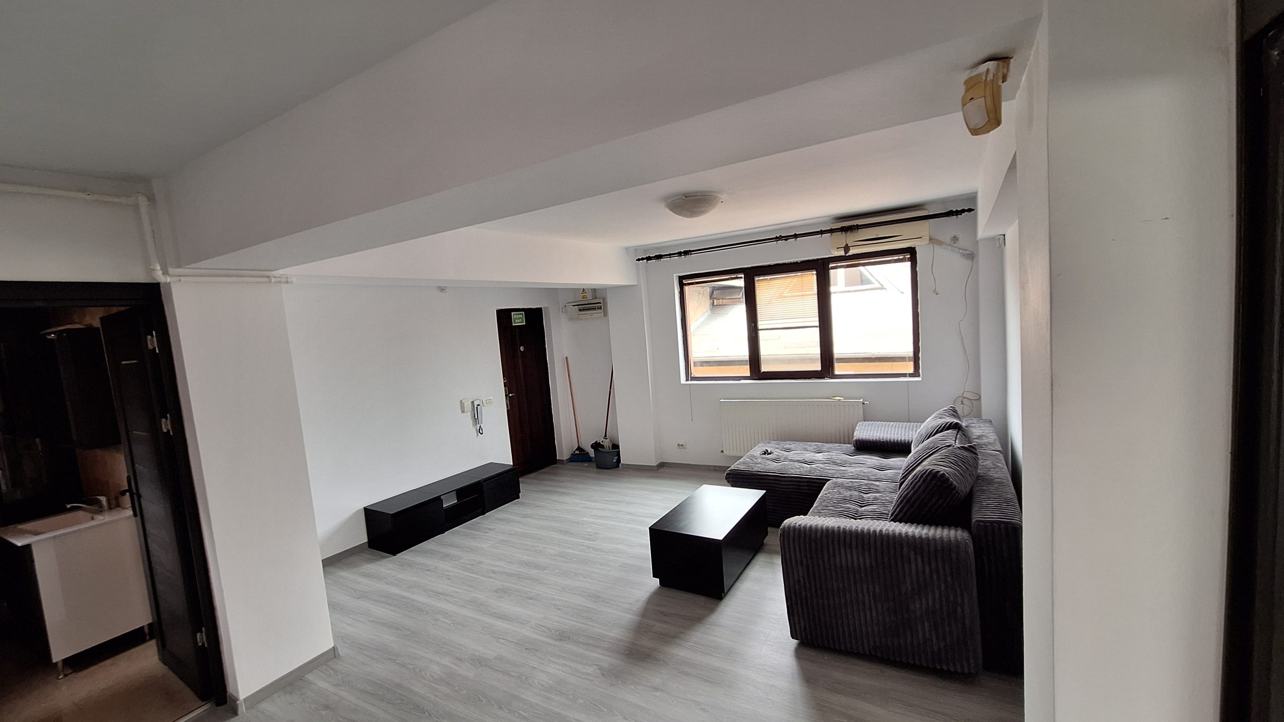 Proprietar inchiriez 3camere in vila