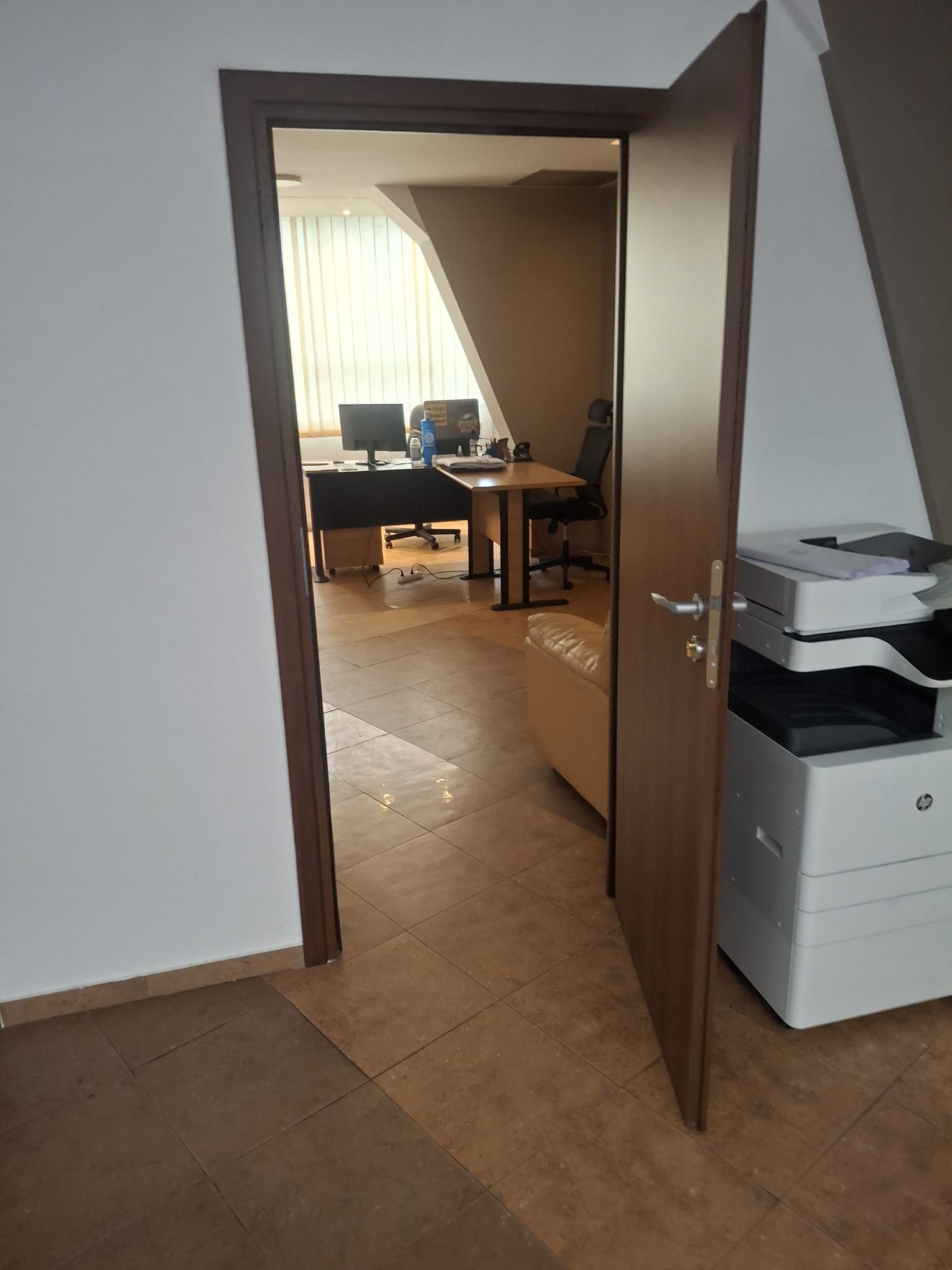 Inchiriez spatiu de birouri, zona Metrou Brancoveanu, 260mp, 10euro
