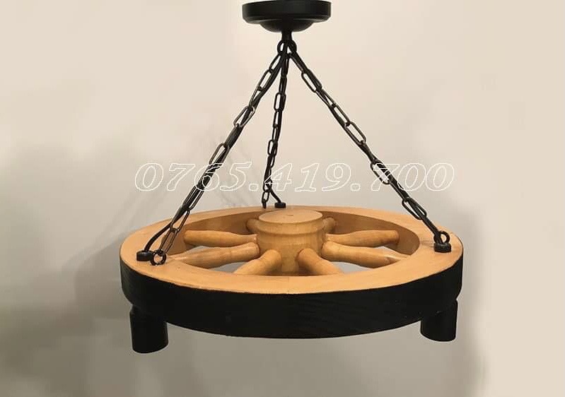 Lustra rustica din roata de lemn