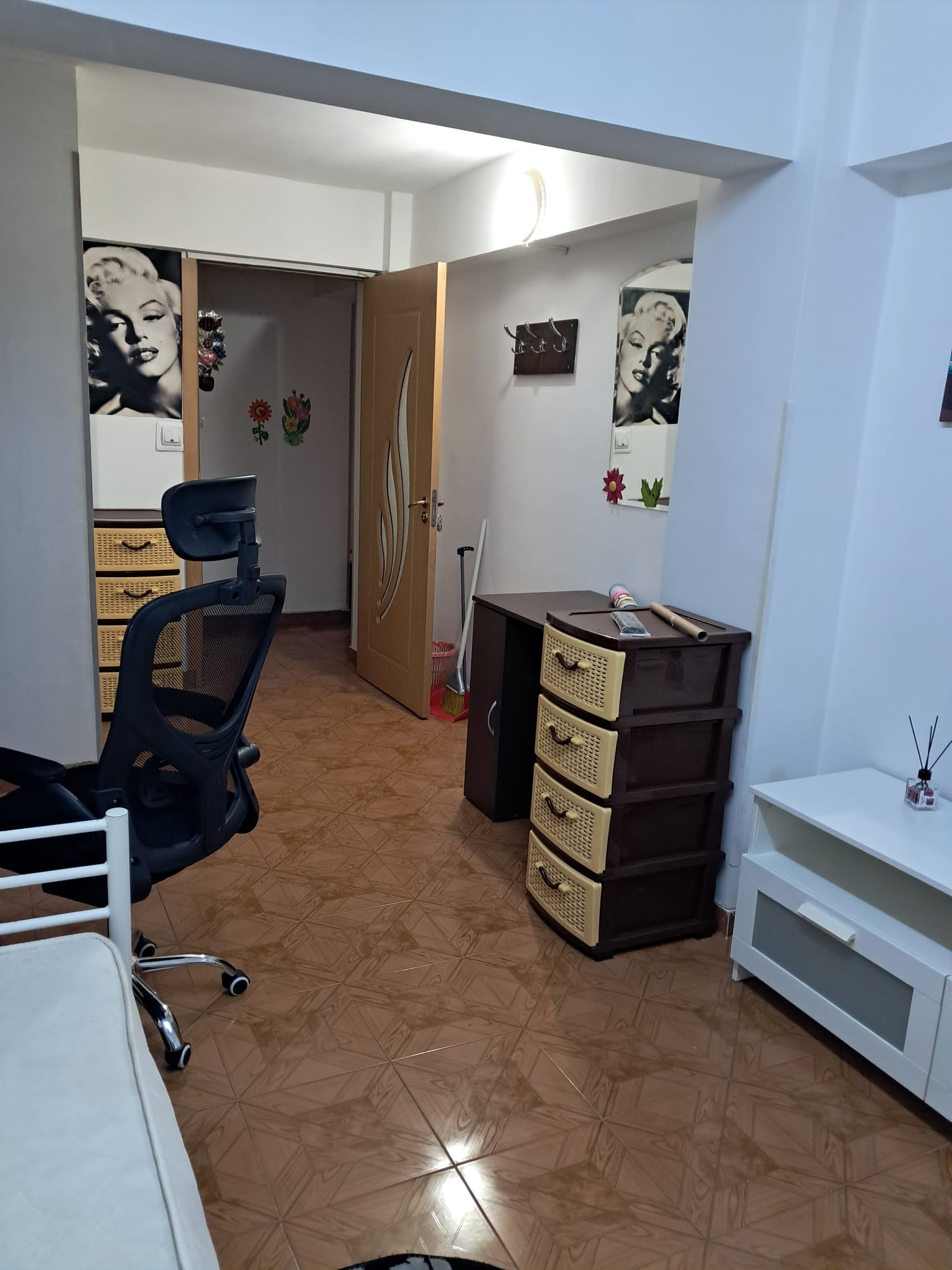 Închiriez camera demisol