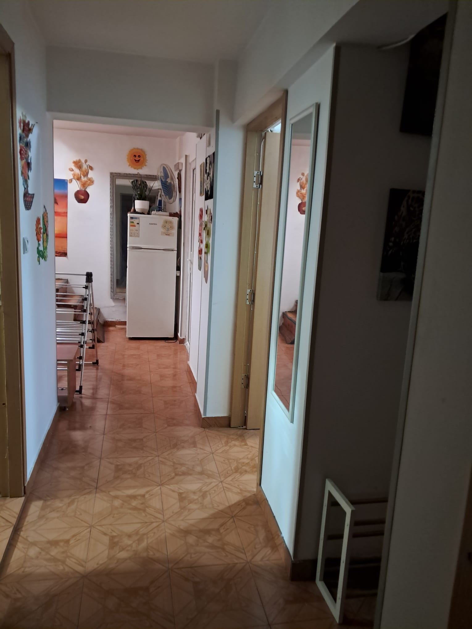 Închiriez camera demisol