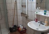 Închiriez camera demisol