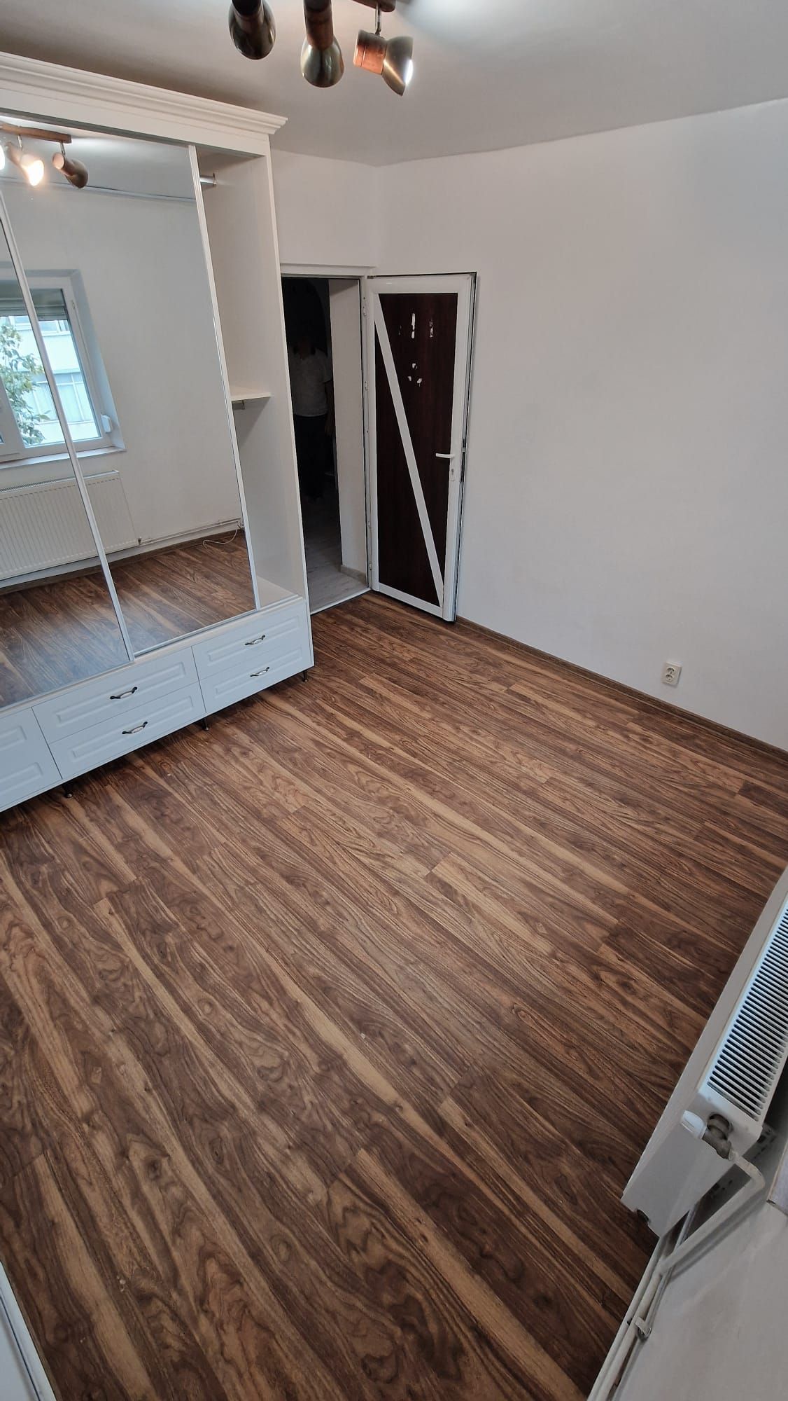 Vând apartament 3 camere, decomandat, in Galata 1 (str.Vamasoaia), doua băi, mobilat/utilat, liber