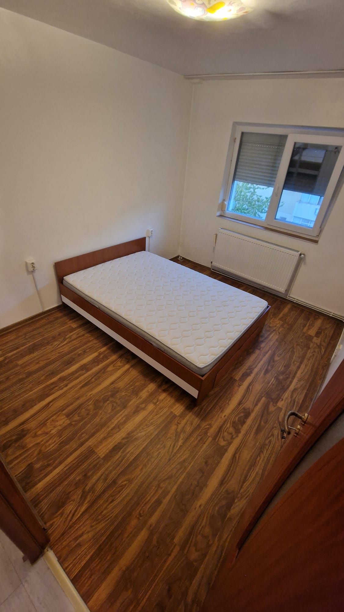 Vând apartament 3 camere, decomandat, in Galata 1 (str.Vamasoaia), doua băi, mobilat/utilat, liber