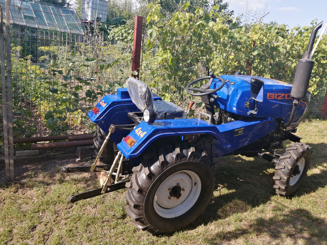 Vand Tractor BizonT20 4×4 la pachet cu plug 2cormane si freza1,25m pret 18.500lei negociabil+utilaje