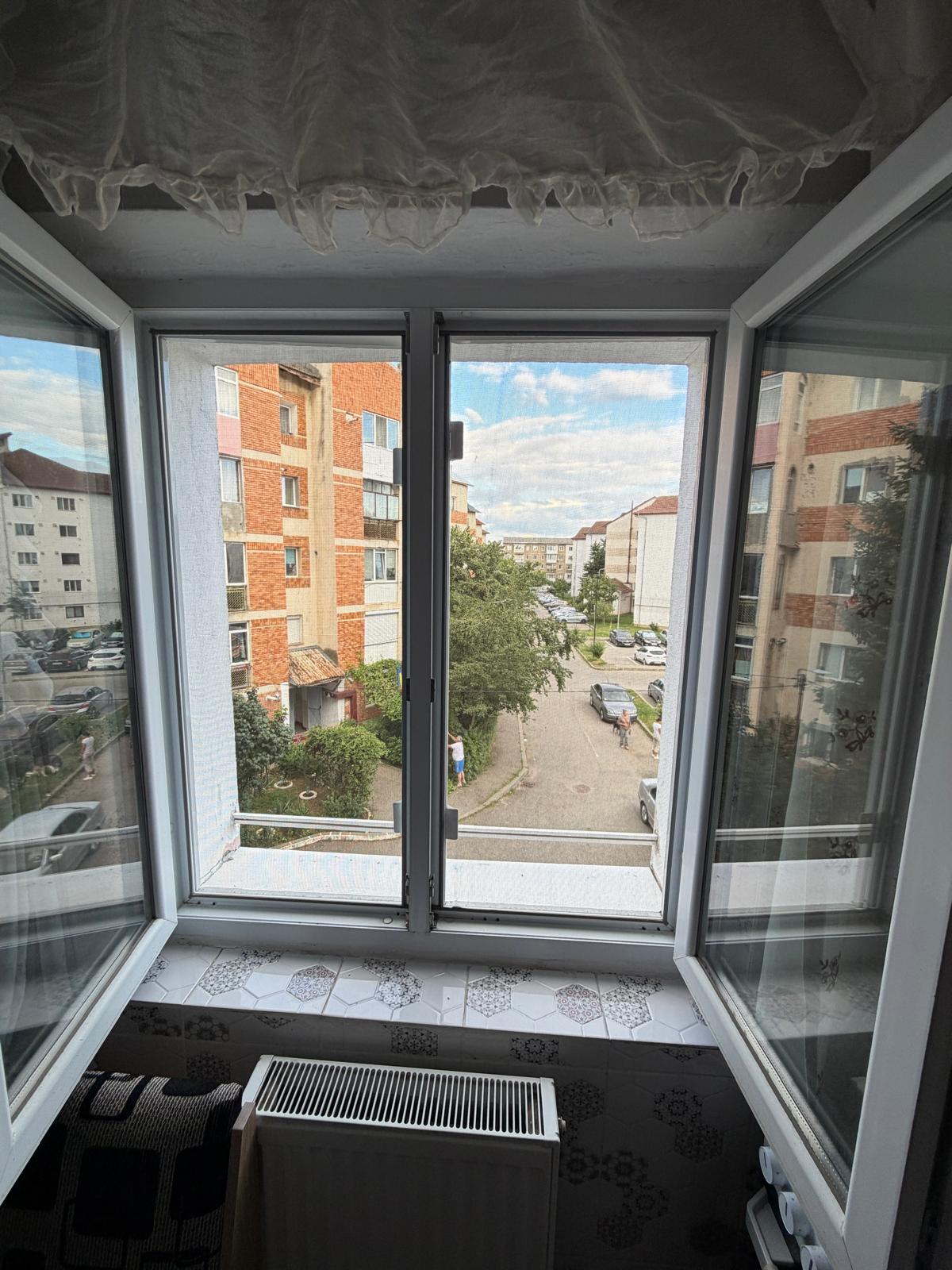 Proprietar, vand apartament 2 camere decomandat– Targoviste, Micro 6, Str. Tineretului