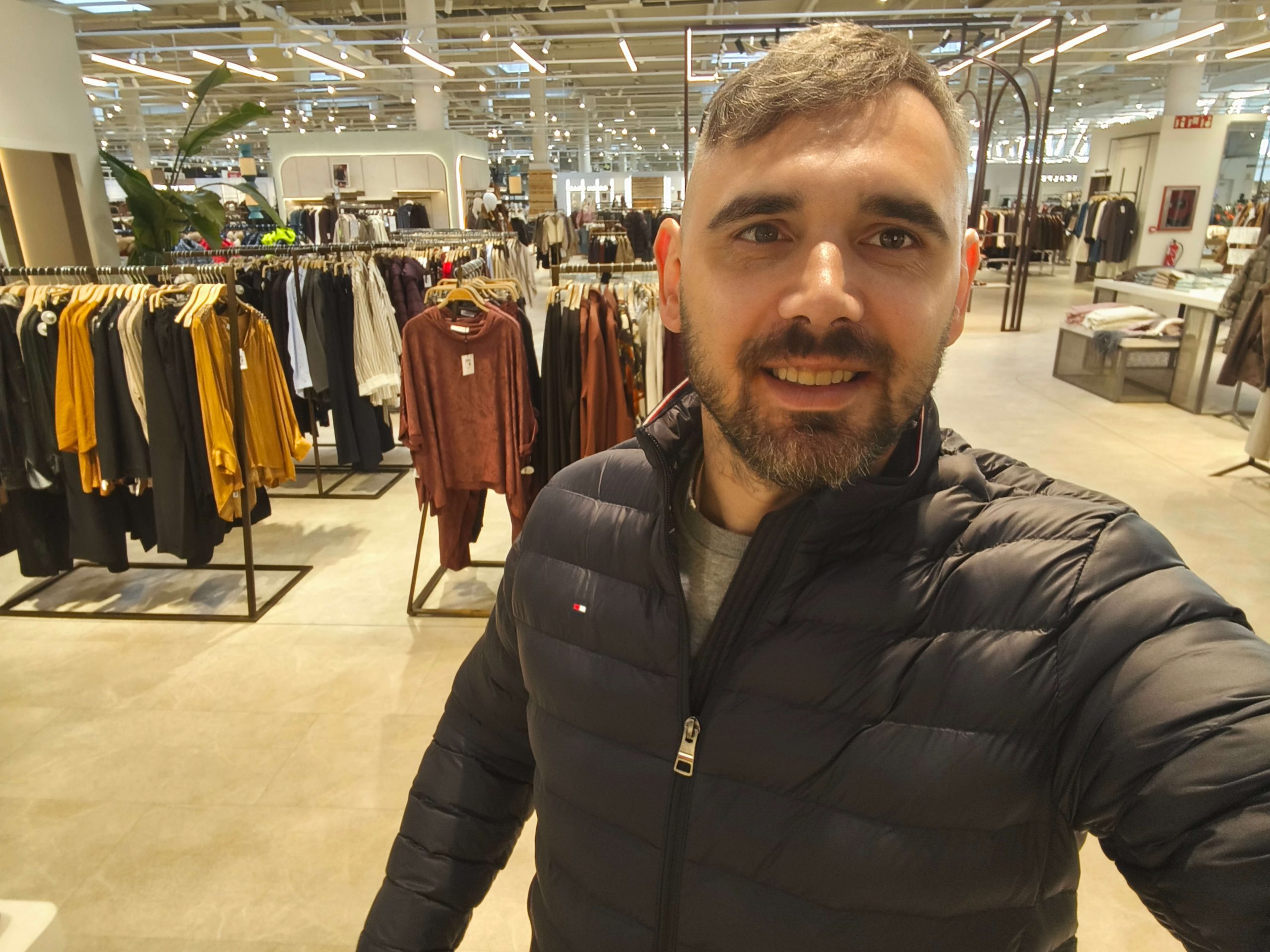 Caut o fetita pentru companie
