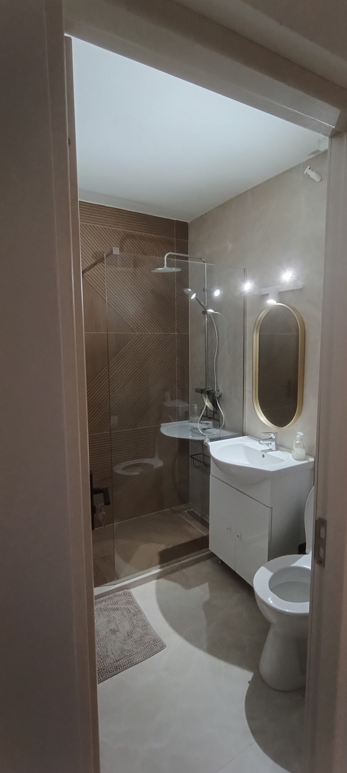 Închiriez apartament renovat 2 camere
