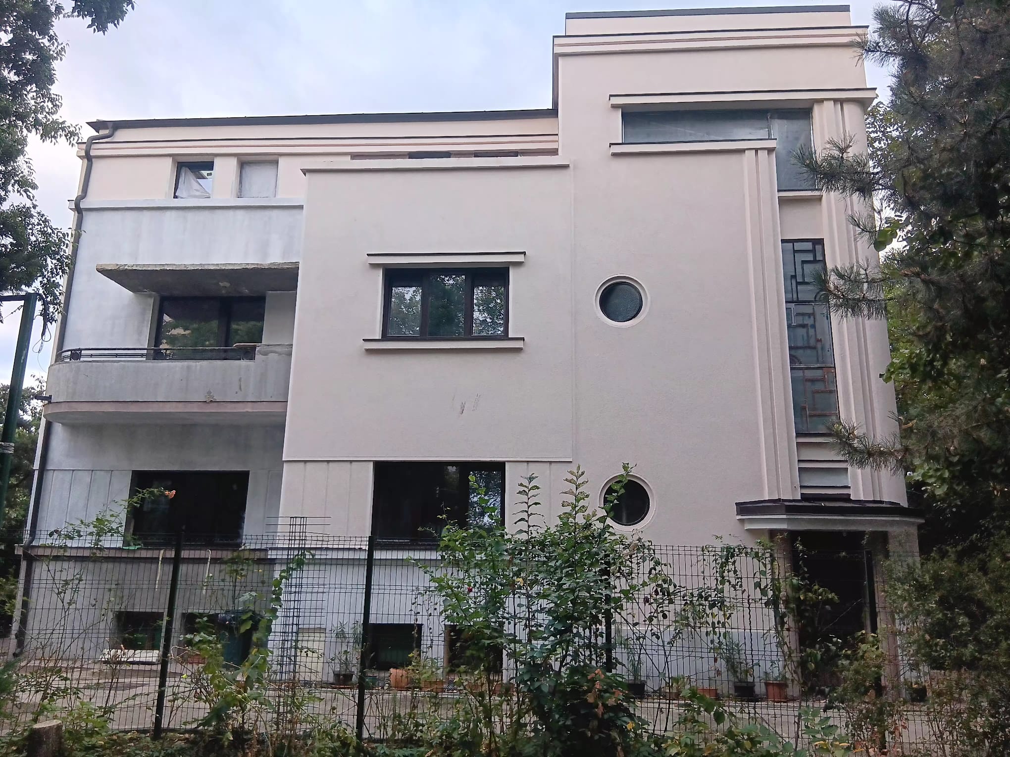 Vand apartament 3 camere in imobil P+1E situat pe str. Vasile Lucaciu sector 3